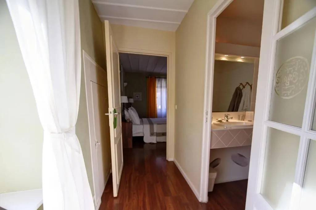 Blesle Hotel La Bougnate 3*,  צרפת